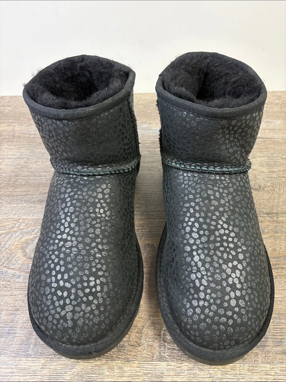 UGG Classic Mini II Black Metallic Pebble Sheepskin Boots Women’s Size 7